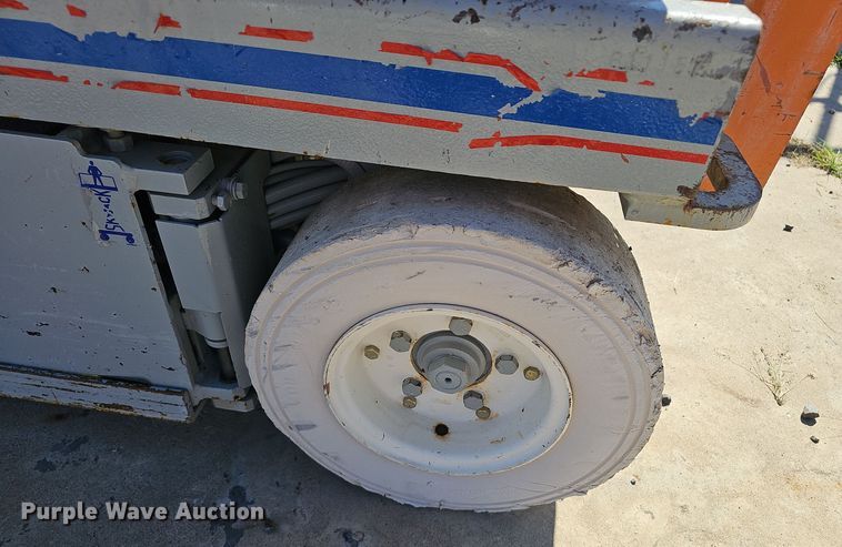 image for item NX9358 2000 Skyjack  SJIII 3220 scissor lift