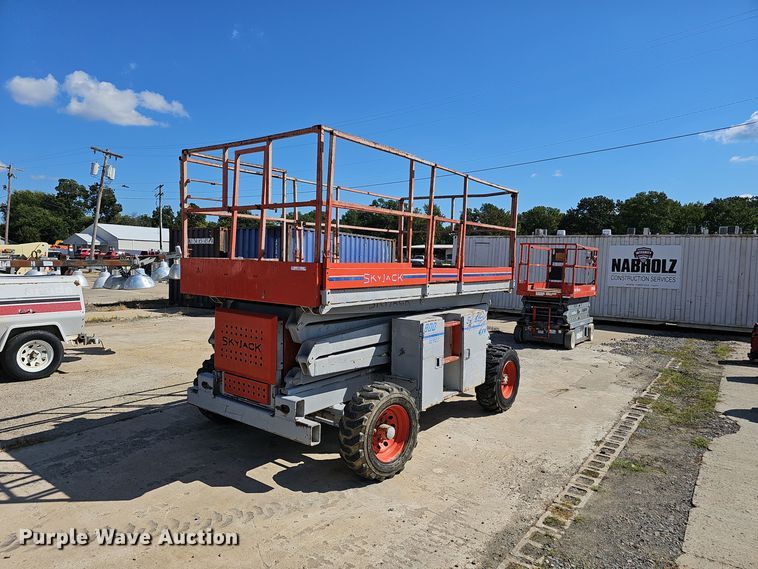 image for item NX9371 1999 Skyjack 8831 scissor lift