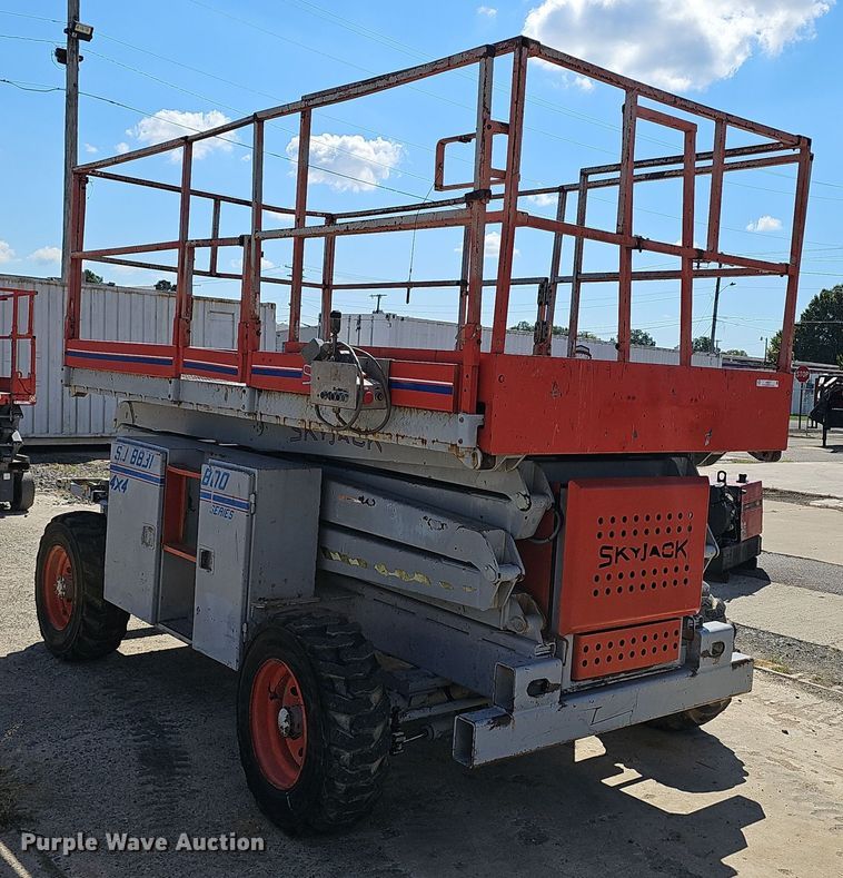 image for item NX9371 1999 Skyjack 8831 scissor lift