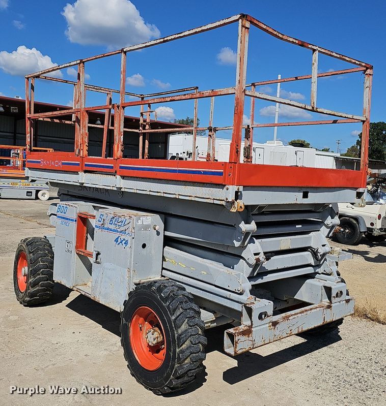 image for item NX9371 1999 Skyjack 8831 scissor lift