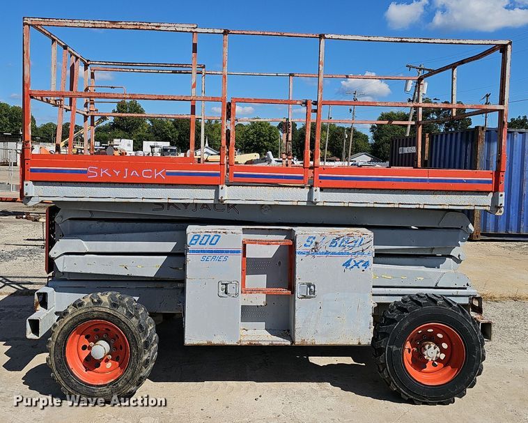 image for item NX9371 1999 Skyjack 8831 scissor lift