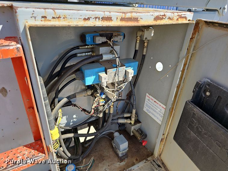 image for item NX9371 1999 Skyjack 8831 scissor lift