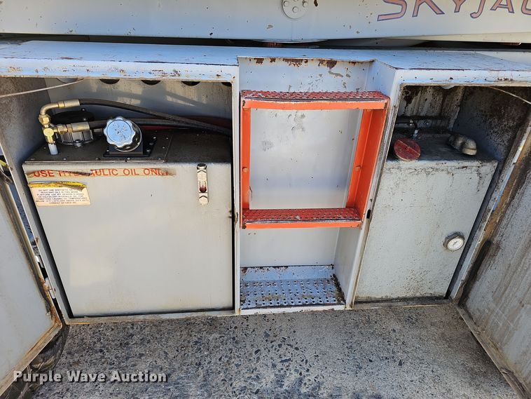 image for item NX9371 1999 Skyjack 8831 scissor lift