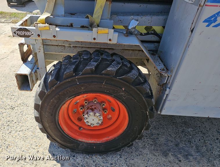 image for item NX9371 1999 Skyjack 8831 scissor lift