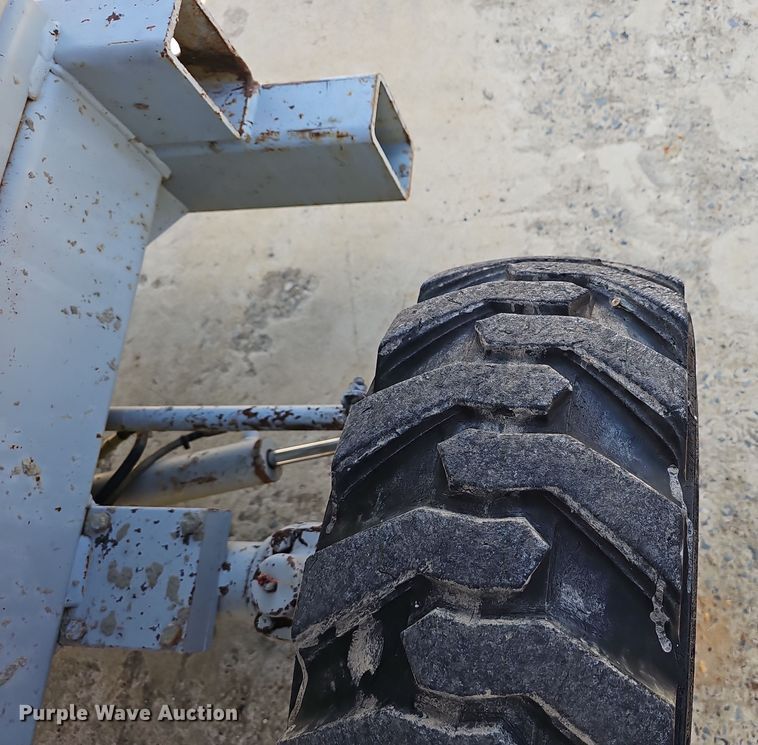 image for item NX9371 1999 Skyjack 8831 scissor lift