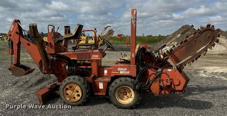 image for item OG9689 2000 Ditch Witch  3700DD trencher