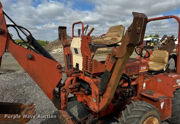 image for item OG9689 2000 Ditch Witch  3700DD trencher