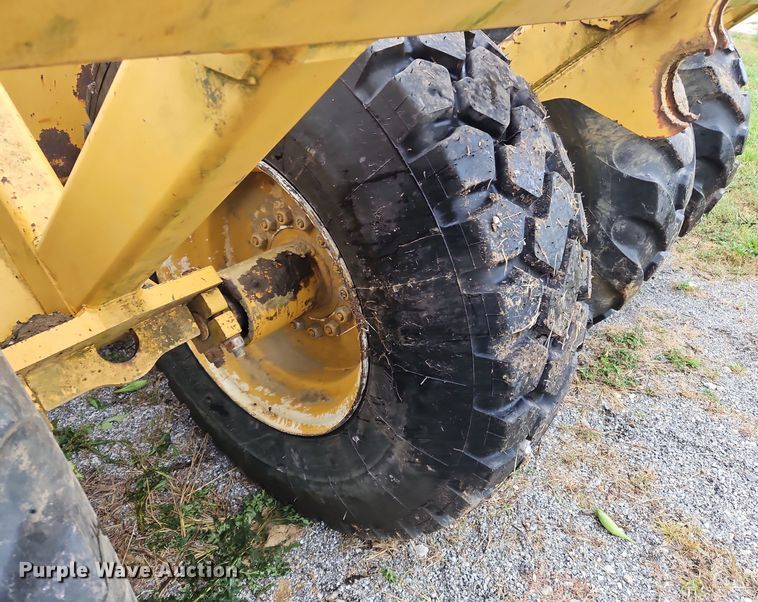 image for item OJ9868 2001 John Deere 1812C scraper