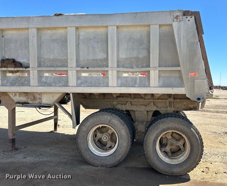 image for item OM9671 1994 Galbreath FFA22 end dump trailer