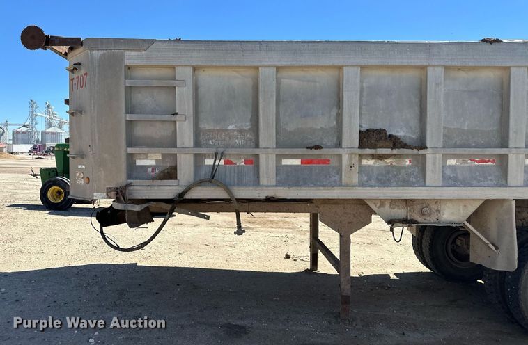 image for item OM9671 1994 Galbreath FFA22 end dump trailer