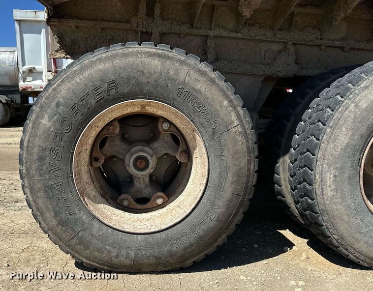 image for item OM9671 1994 Galbreath FFA22 end dump trailer