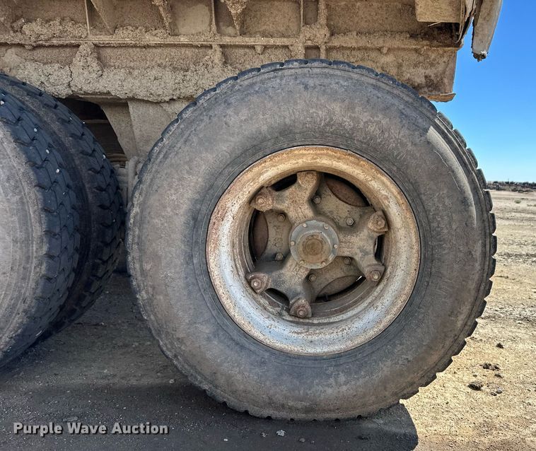 image for item OM9671 1994 Galbreath FFA22 end dump trailer