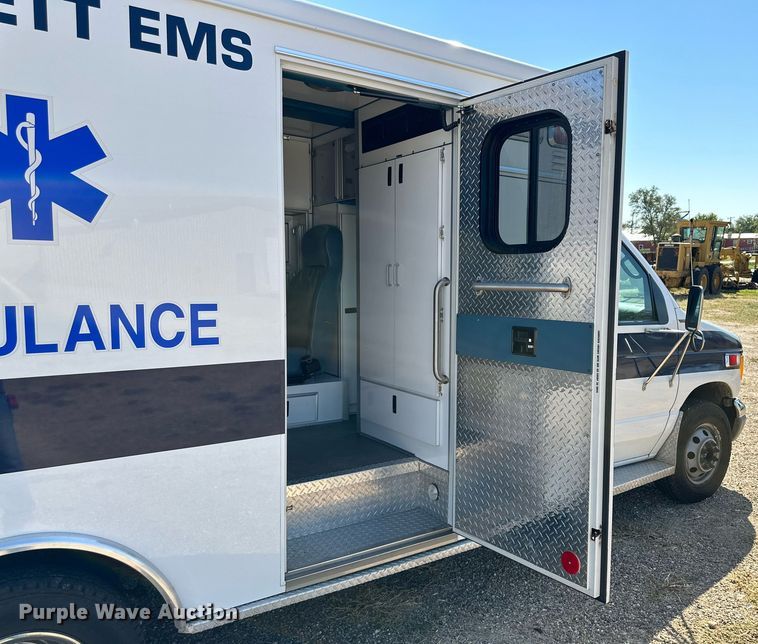 image for item DD3309 2002 Ford E450 ambulance