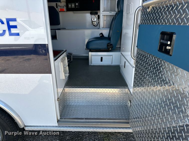 image for item DD3309 2002 Ford E450 ambulance