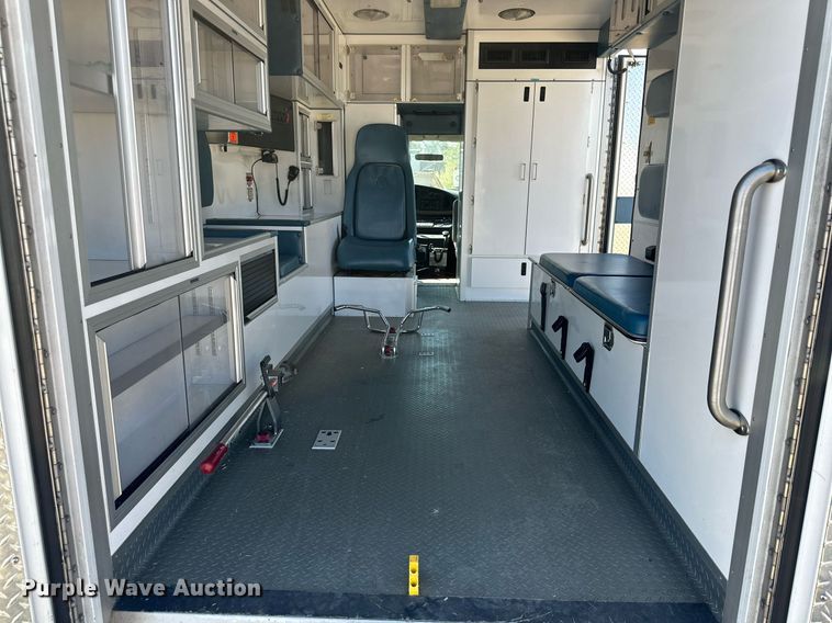 image for item DD3309 2002 Ford E450 ambulance