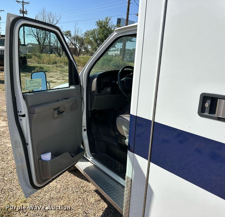 image for item DD3309 2002 Ford E450 ambulance