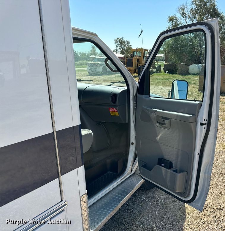 image for item DD3309 2002 Ford E450 ambulance