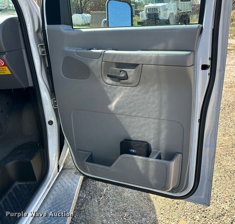 image for item DD3309 2002 Ford E450 ambulance