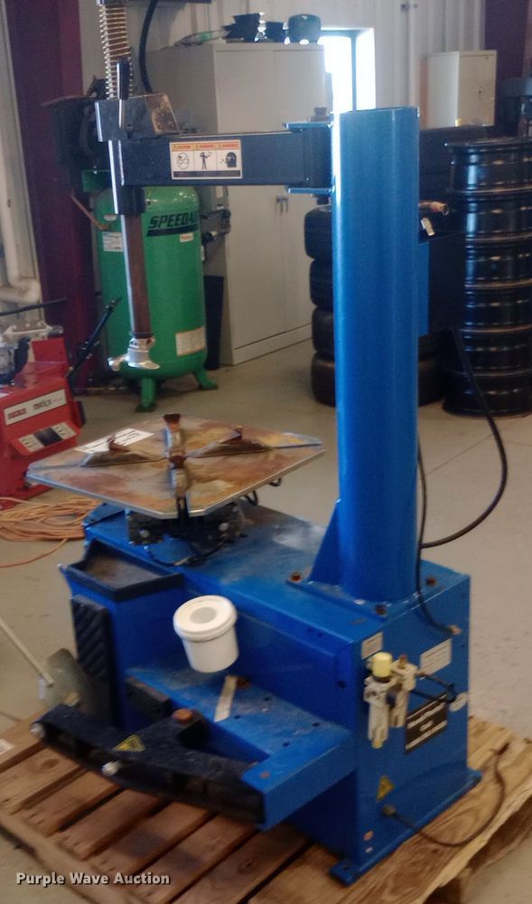 image for item DH1497 2021 Triumph NTC-950 tire machine