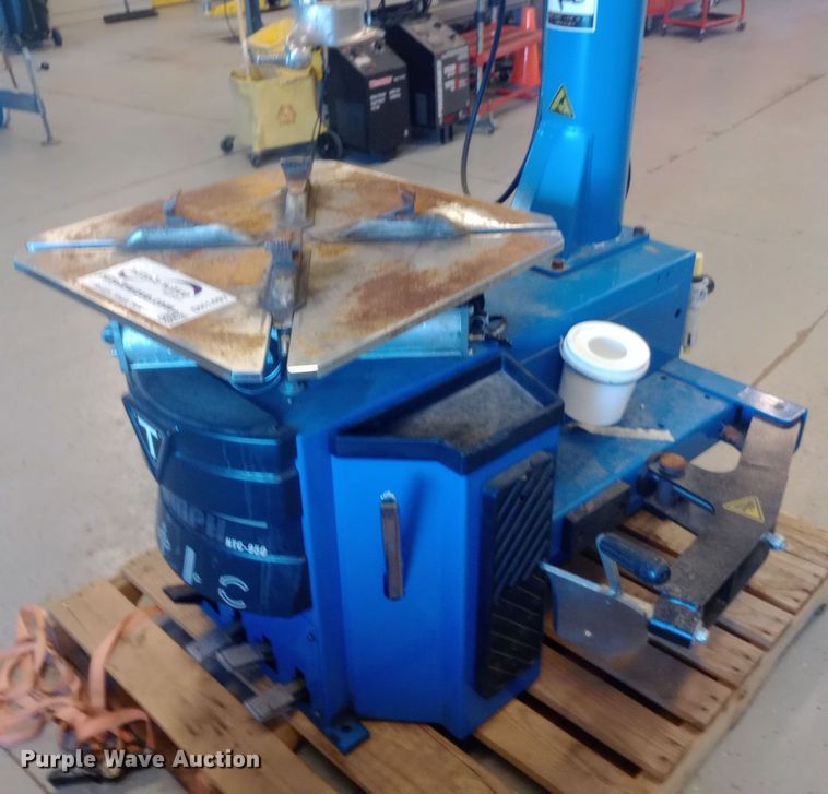 image for item DH1497 2021 Triumph NTC-950 tire machine