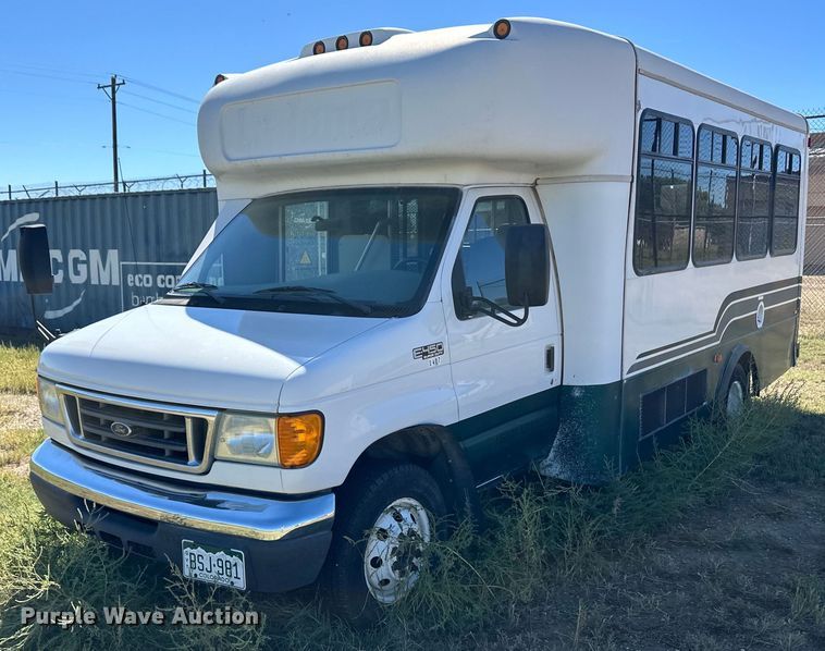 image for item DL0472 2006 Ford E450 Super Duty shuttle bus