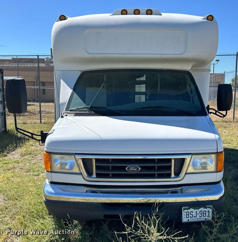 image for item DL0472 2006 Ford E450 Super Duty shuttle bus