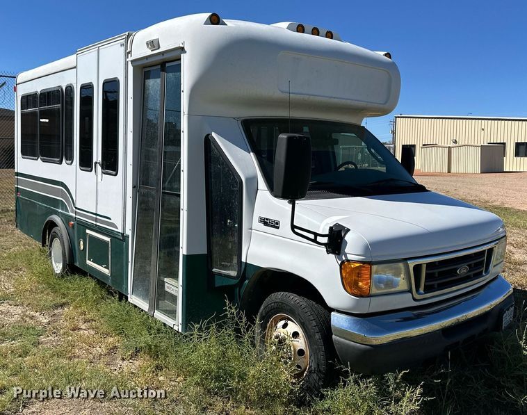 image for item DL0472 2006 Ford E450 Super Duty shuttle bus