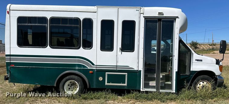 image for item DL0472 2006 Ford E450 Super Duty shuttle bus