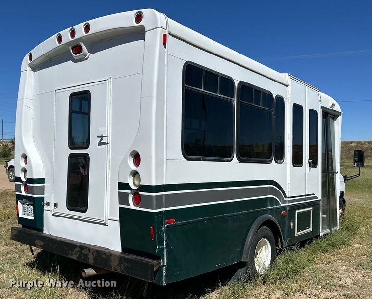 image for item DL0472 2006 Ford E450 Super Duty shuttle bus