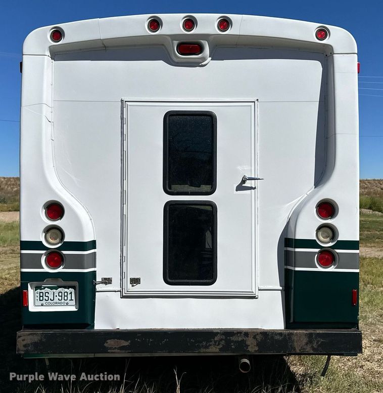 image for item DL0472 2006 Ford E450 Super Duty shuttle bus