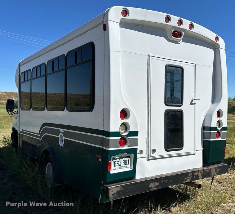 image for item DL0472 2006 Ford E450 Super Duty shuttle bus