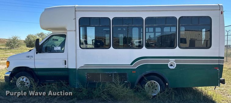 image for item DL0472 2006 Ford E450 Super Duty shuttle bus