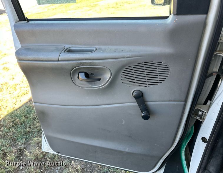 image for item DL0472 2006 Ford E450 Super Duty shuttle bus