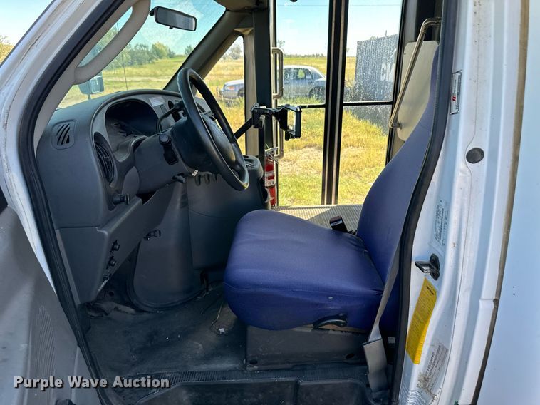 image for item DL0472 2006 Ford E450 Super Duty shuttle bus