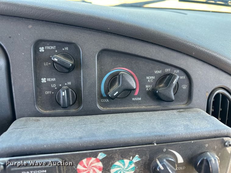 image for item DL0472 2006 Ford E450 Super Duty shuttle bus