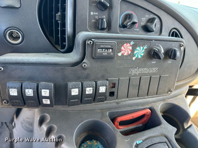 image for item DL0472 2006 Ford E450 Super Duty shuttle bus