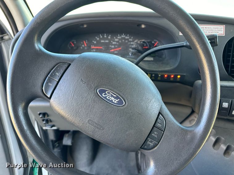 image for item DL0472 2006 Ford E450 Super Duty shuttle bus