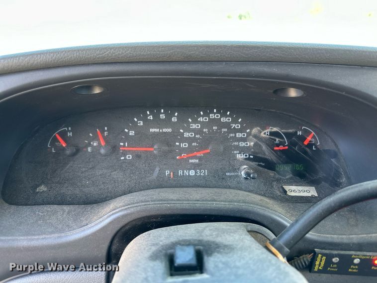 image for item DL0472 2006 Ford E450 Super Duty shuttle bus