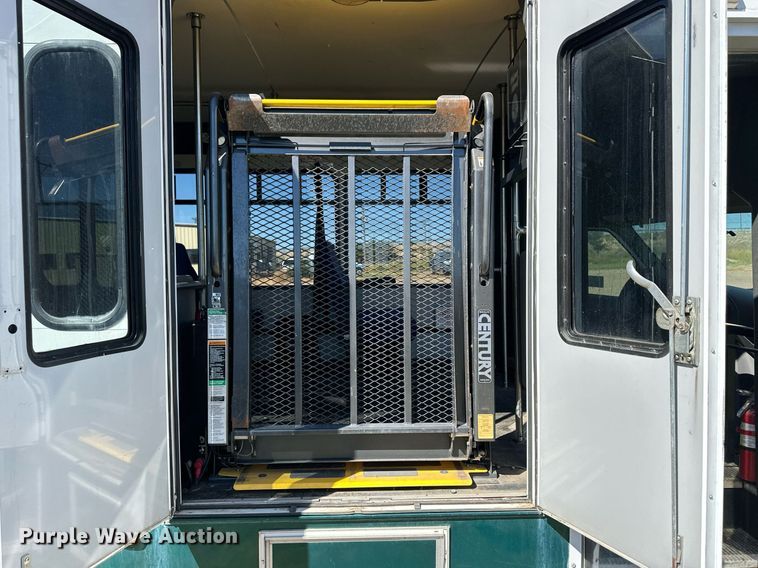 image for item DL0472 2006 Ford E450 Super Duty shuttle bus