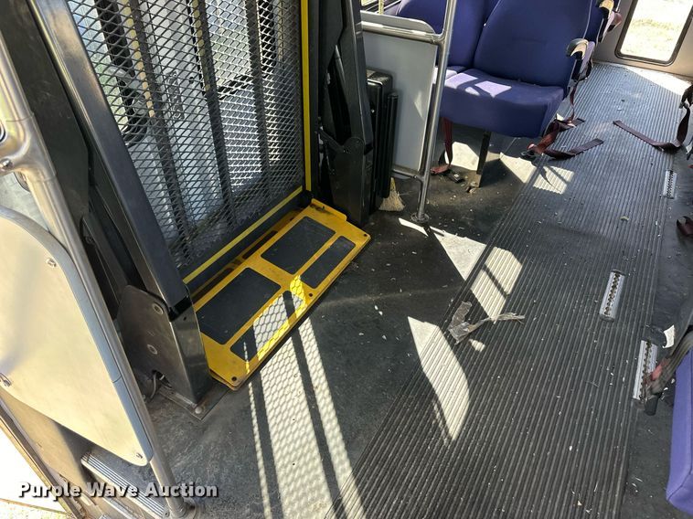 image for item DL0472 2006 Ford E450 Super Duty shuttle bus