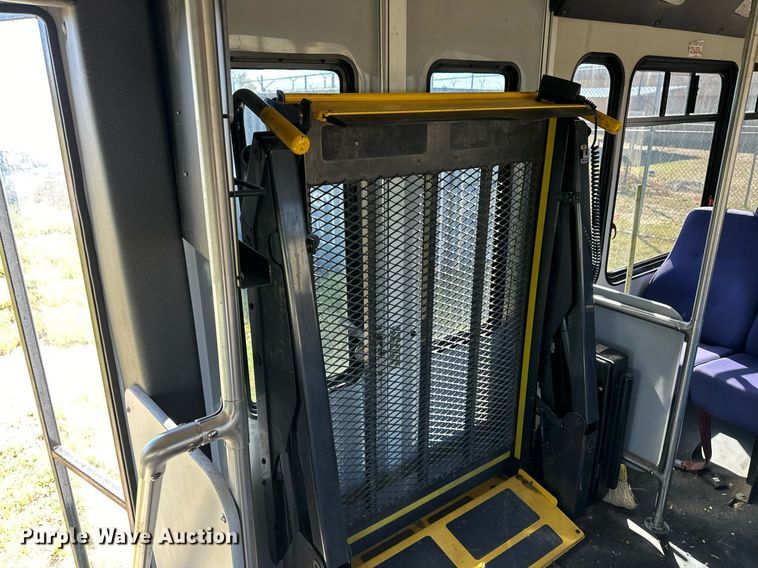 image for item DL0472 2006 Ford E450 Super Duty shuttle bus