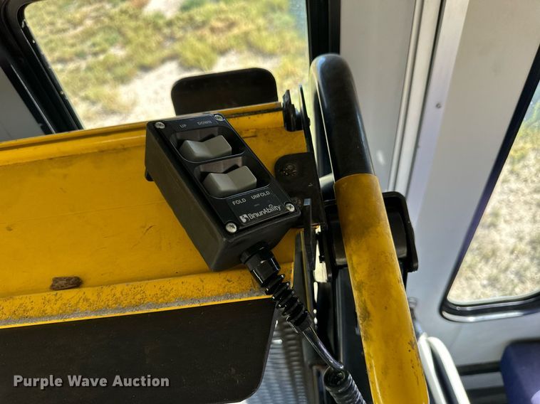 image for item DL0472 2006 Ford E450 Super Duty shuttle bus