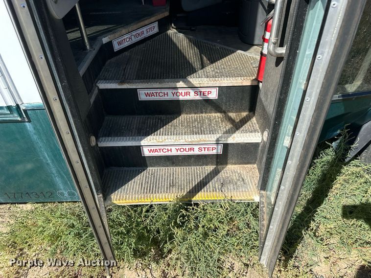 image for item DL0472 2006 Ford E450 Super Duty shuttle bus