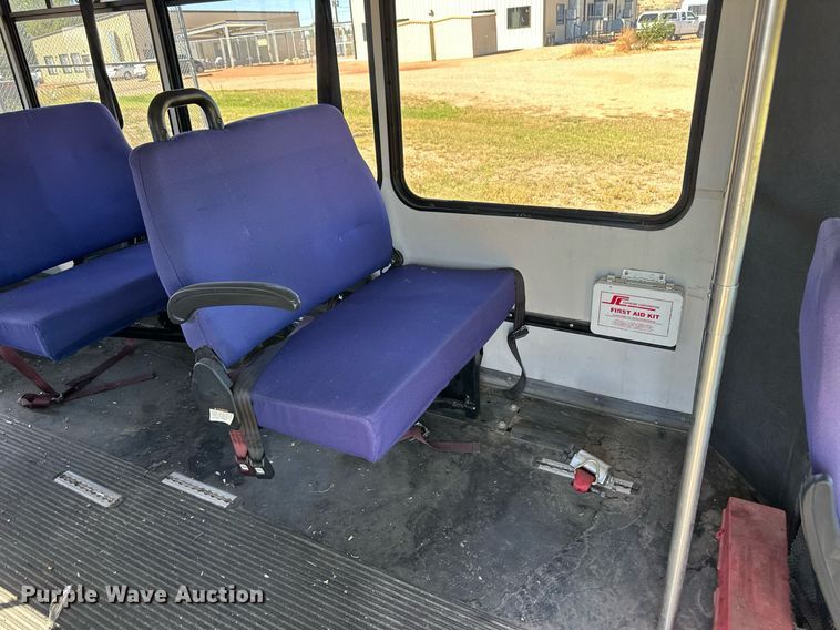 image for item DL0472 2006 Ford E450 Super Duty shuttle bus