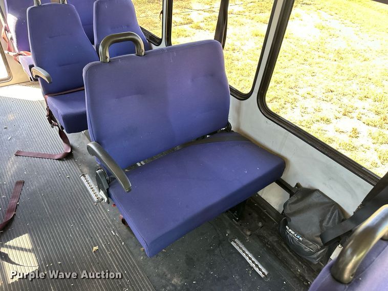 image for item DL0472 2006 Ford E450 Super Duty shuttle bus