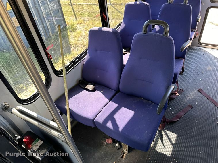 image for item DL0472 2006 Ford E450 Super Duty shuttle bus