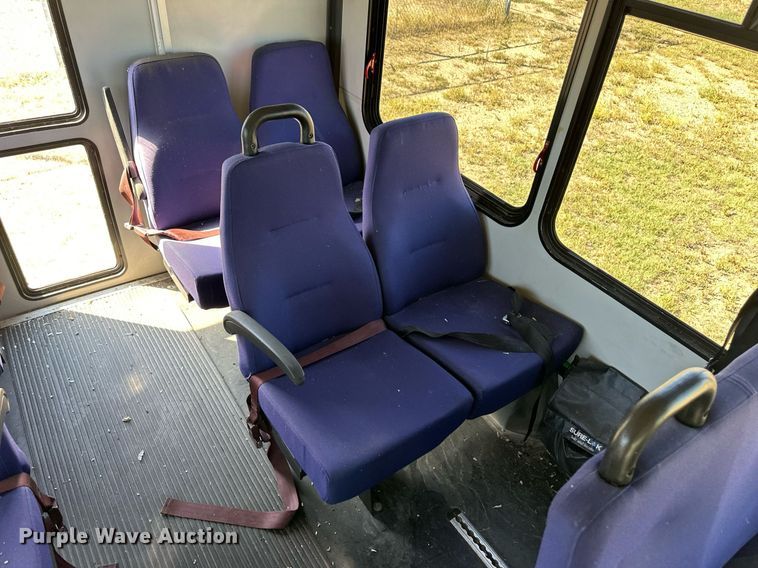 image for item DL0472 2006 Ford E450 Super Duty shuttle bus