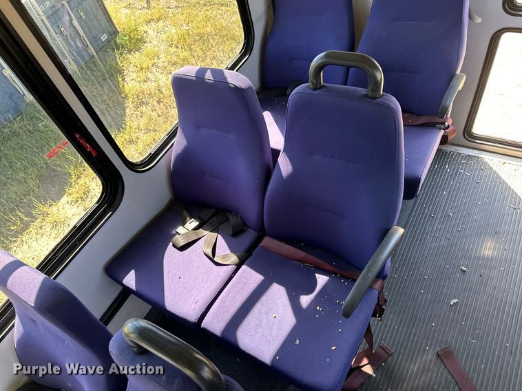 image for item DL0472 2006 Ford E450 Super Duty shuttle bus