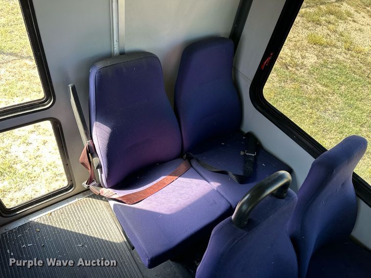 image for item DL0472 2006 Ford E450 Super Duty shuttle bus