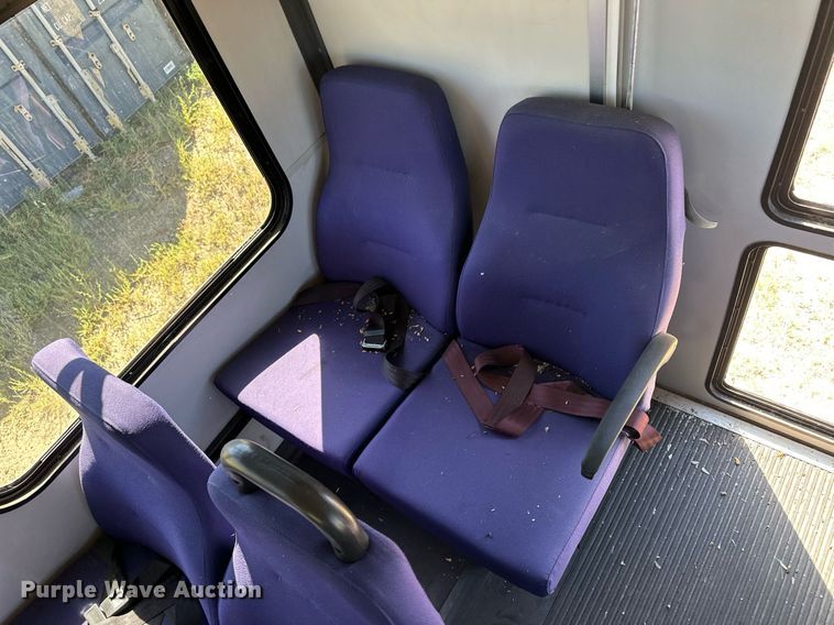 image for item DL0472 2006 Ford E450 Super Duty shuttle bus